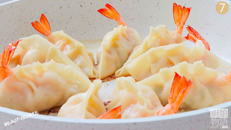 你有多久没好好吃早餐了?快用「三鲜虾尾饺」唤醒元气满满的一天!,开盖收汁,收汁后再煎1分钟,底部煎出脆壳即可