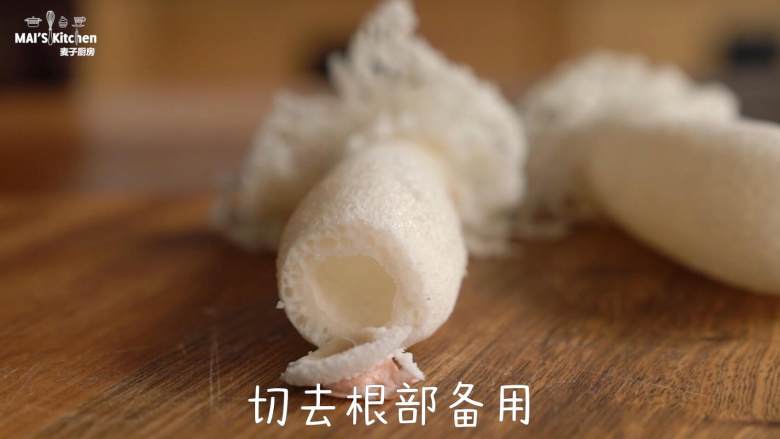 竹荪炖鸡&竹荪蛋花汤,将新鲜的竹荪切去根部,备用。