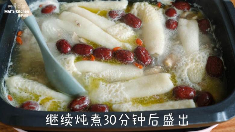 竹荪炖鸡&竹荪蛋花汤,放入枸杞和竹荪,继续煮炖煮30分钟盛出,根据个人口味加入适量盐即可享用。