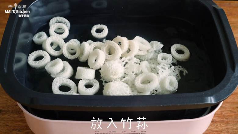 竹荪炖鸡&竹荪蛋花汤,将竹荪切小段,美食锅中倒入清水,放入竹荪段