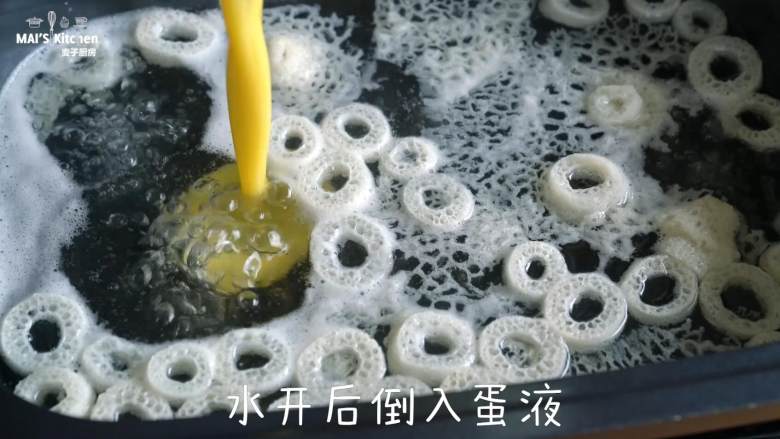 竹荪炖鸡&竹荪蛋花汤,将鸡蛋打入调理盆中打散,水开后,倒入蛋液,将蛋液搅散。