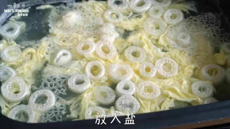 竹荪炖鸡&竹荪蛋花汤,加入盐,搅拌均匀;撒入小葱,搅拌均匀后盛出即可享用。
