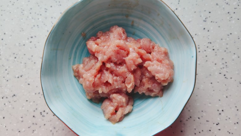 肉末炒豌豆,抓均匀,腌制备用