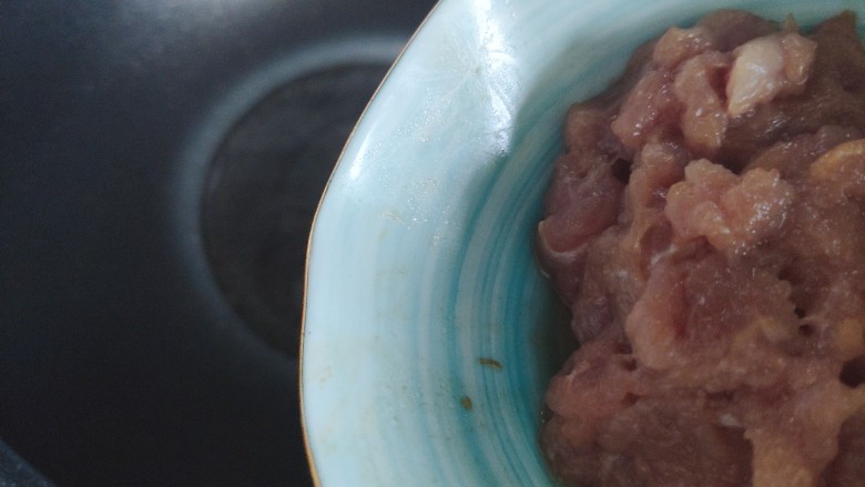 肉末炒豌豆,待锅内油热,下肉末
