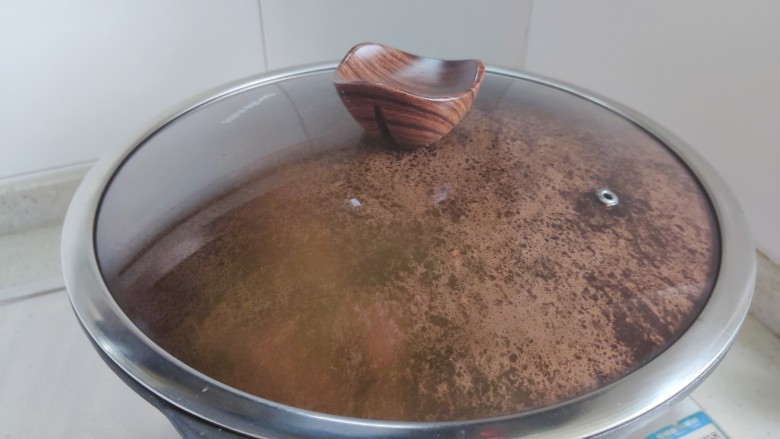 肉末炒豌豆,盖上锅盖,转小火焖煮2分钟