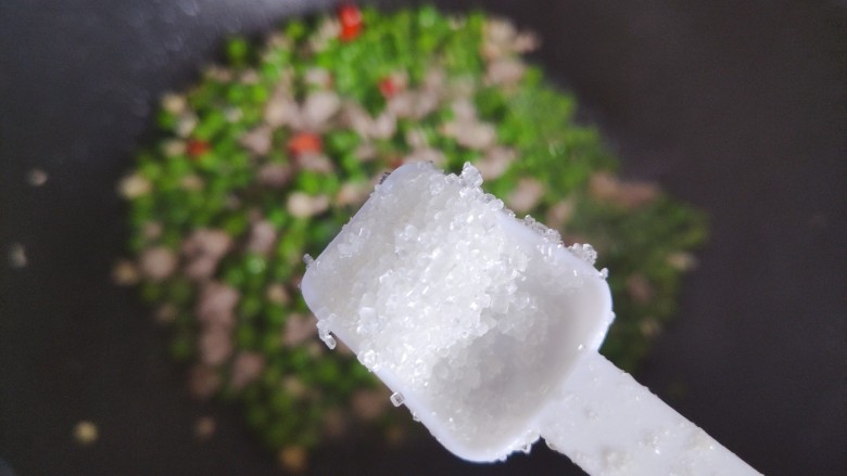 肉末炒豌豆,加一小勺细砂糖,翻炒均匀,即可