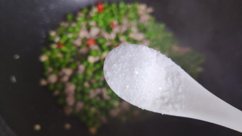 肉末炒豌豆,待锅内汤汁差不多收紧,加一小勺细盐