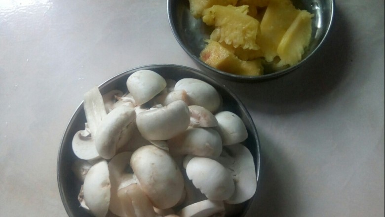 凤梨蘑菇鸡肉片,<a style='color:red;display:inline-block;' href='/shicai/ 2914'>蘑菇</a>、<a style='color:red;display:inline-block;' href='/shicai/ 2388'>凤梨</a>切片。