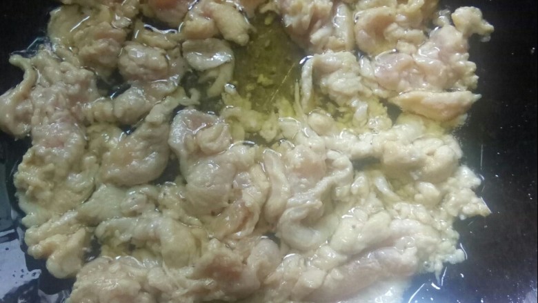 凤梨蘑菇鸡肉片,鸡肉片过油。