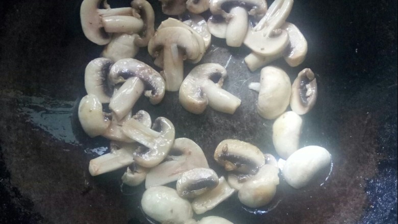 凤梨蘑菇鸡肉片,炒锅留底油,放入蘑菇片。