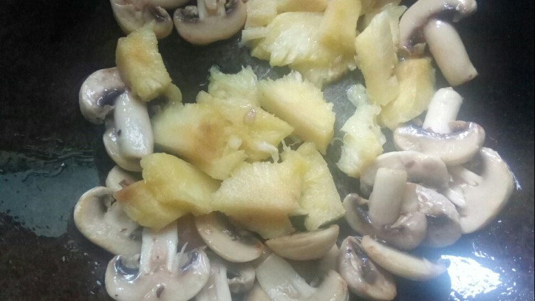 凤梨蘑菇鸡肉片,放入凤梨片。