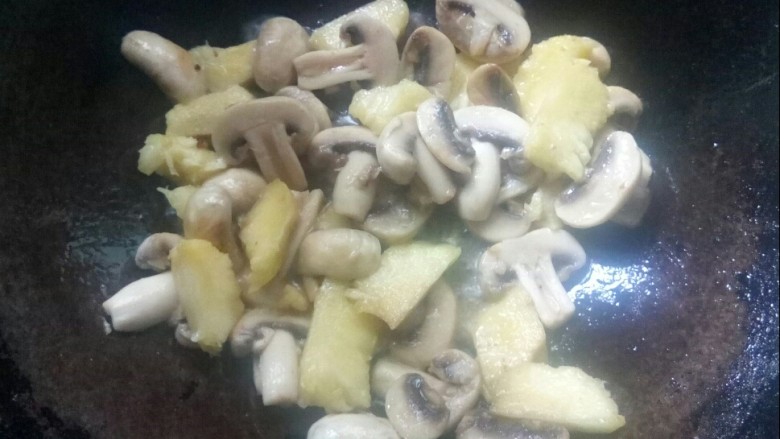 凤梨蘑菇鸡肉片,大火翻炒。