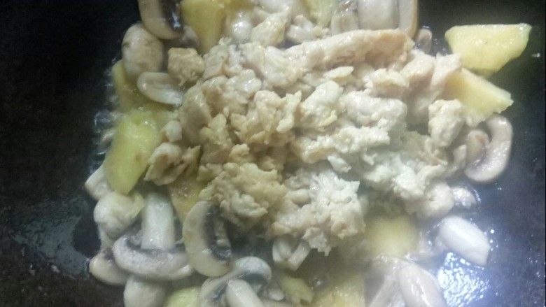 凤梨蘑菇鸡肉片,放入鸡肉片大火翻炒。