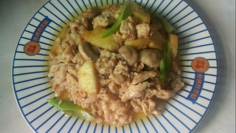 凤梨蘑菇鸡肉片,盛入盘中。