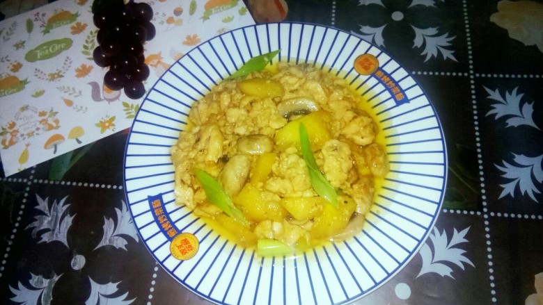 凤梨蘑菇鸡肉片,果香味菜品。