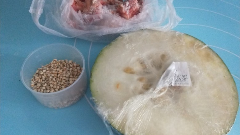 冬瓜薏米排骨汤,冬瓜300克,排骨200克,薏米60克。