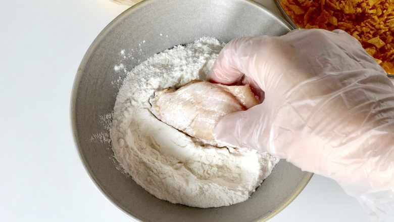 网红薯片鸡翅,不加一滴油也能外脆里嫩又多汁,先把腌好的鸡翅裹上一层面粉;