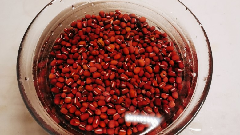 山药红豆糕,<a style='color:red;display:inline-block;' href='/shicai/ 3607'>红豆</a>清洗干净 用清水浸泡6个小时