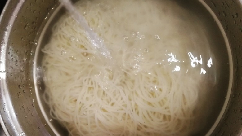 家常冷面,快速捞出冷面过凉水,要多换两遍凉水,直到水清澈。