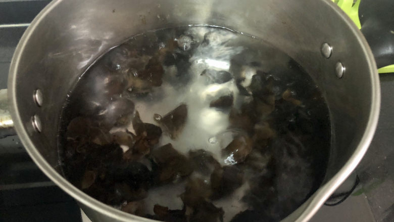 木耳炒山药,坐锅烧水,水开下木耳煮一分钟