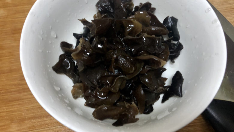 木耳炒山药,木耳在流动水下揉搓洗净,撕成小朵