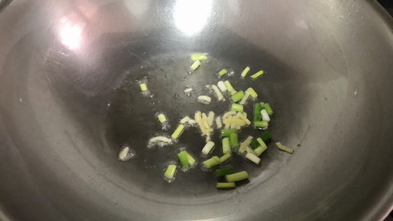 木耳炒山药,热锅冷油,加入葱白姜丝,小火煸香