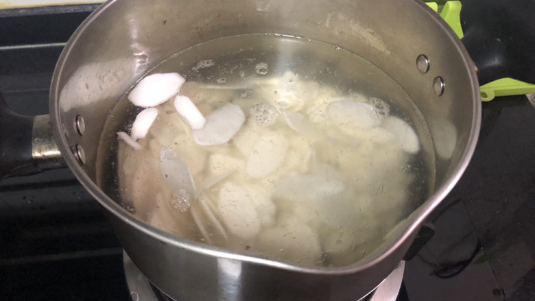 木耳炒山药,下山药,焯水半分钟