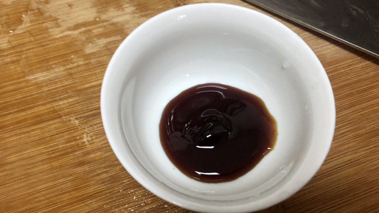 木耳炒山药,准备调味汁:一汤匙<a style='color:red;display:inline-block;' href='/shicai/ 721'>蚝油</a>