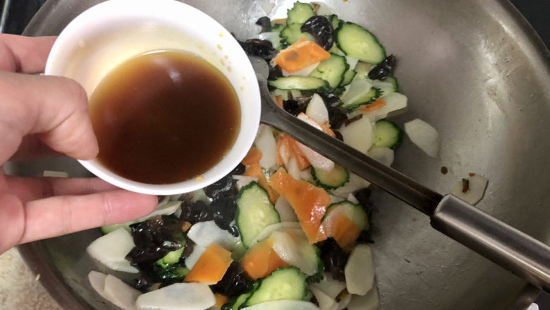 木耳炒山药,加入调味汁,中大火翻炒一分钟