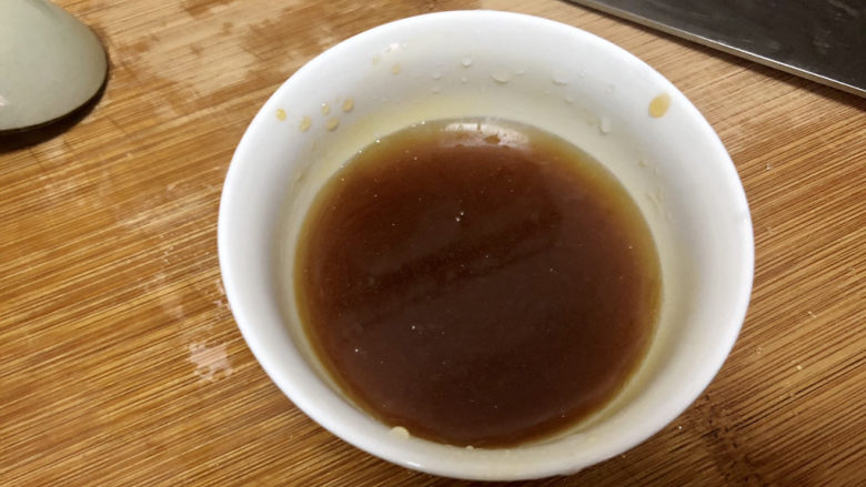 木耳炒山药,根据个人口味加适量清水,定味