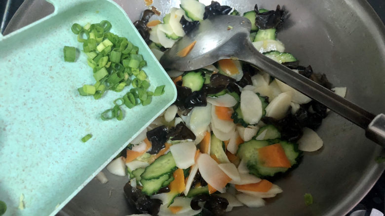 木耳炒山药,最后撒上葱绿末,翻炒均匀出锅