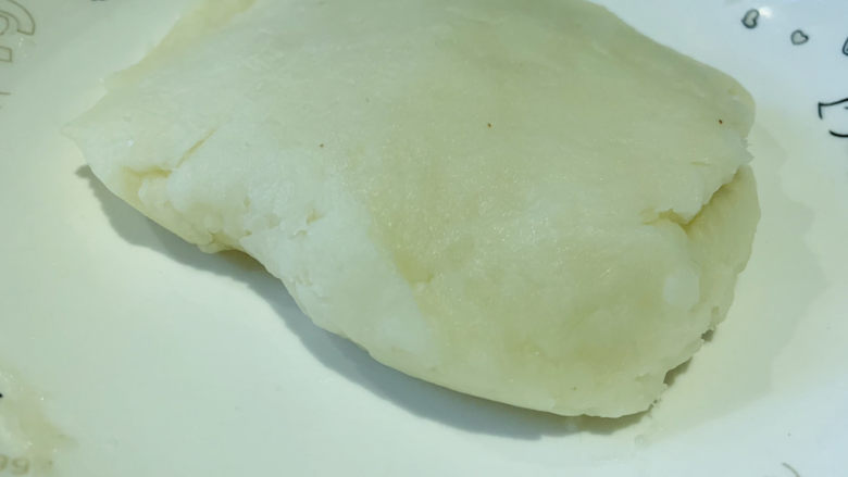 山药红豆糕,出锅,装盘,用保鲜膜先盖住