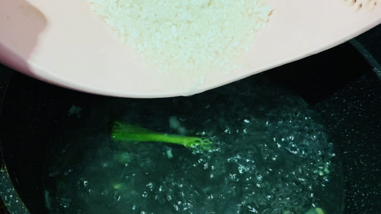 菠菜猪肝粥,<a style='color:red;display:inline-block;' href='/shicai/ 492'>大米</a>洗净,加入