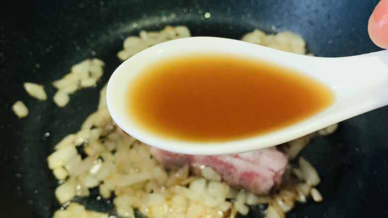 日式肥牛饭,加<a style='color:red;display:inline-block;' href='/shicai/ 718'>料酒</a>