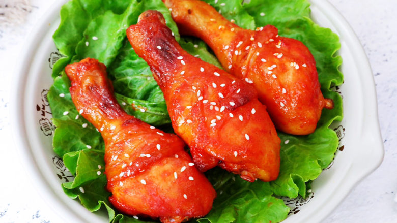 新奥尔良烤鸡腿,烤好取出摆盘,再撒上少许<a style='color:red;display:inline-block;' href='/shicai/ 141911'>熟白芝麻</a>即可