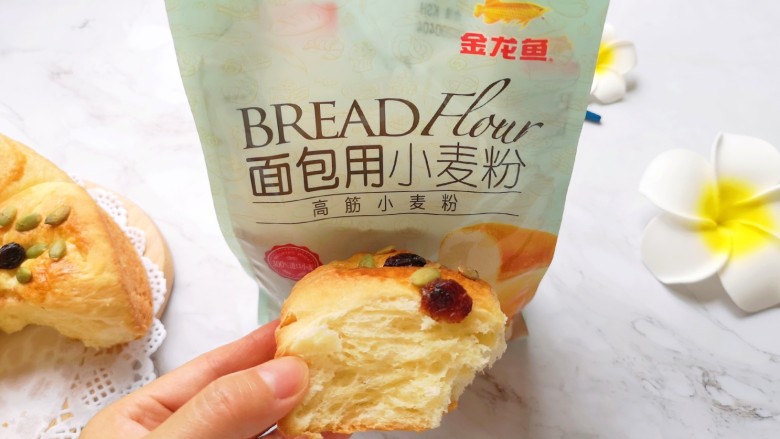 淡奶油甜面包,掰开一个尝尝,柔软又好吃。
