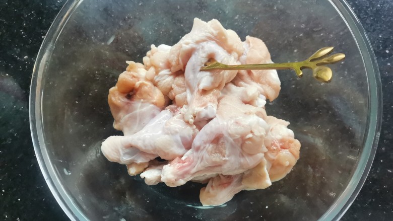 新奥尔良烤鸡腿,用叉子叉满小孔,方便腌的时候更入味