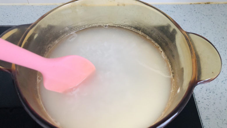 菠菜猪肝粥,中间记得要记得搅拌一下锅里的粥,避免米粒黏在锅底,煮至沸腾时改中小火慢慢熬制汤汁黏稠,锅盖敞开一点口避免煮的过程中汤汁冒出来。