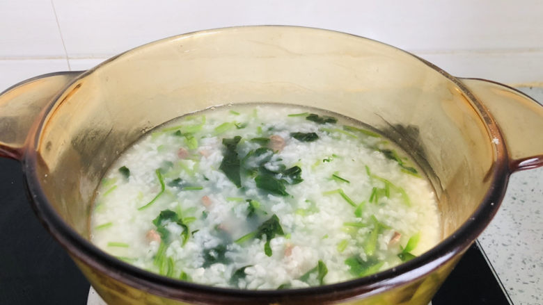 菠菜猪肝粥,中小火煮1分钟左右关火。