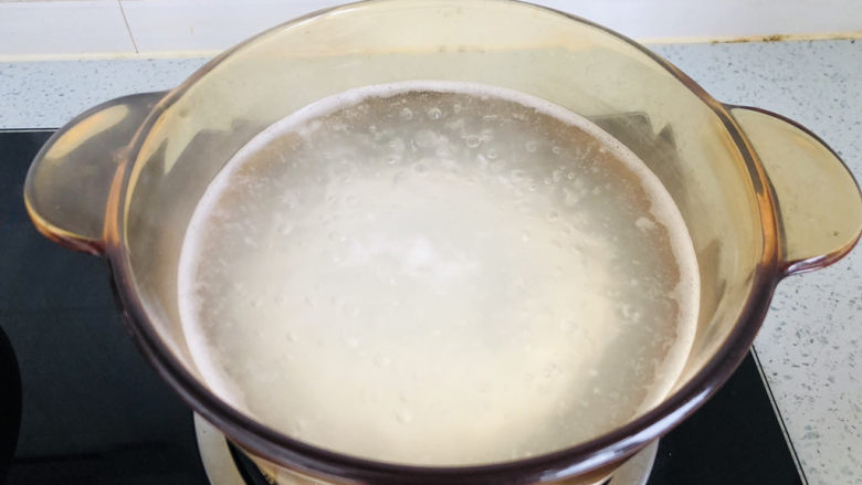 菠菜猪肝粥,水开后再放入大米,这样可以避免大米在冷水中浸泡时间过长从而失去弹性,中火慢熬。