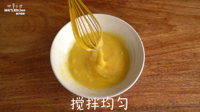 培根香蕉法式吐司,加入<a style='color:red;display:inline-block;' href='/shicai/ 869'>白砂糖</a>,搅拌均匀