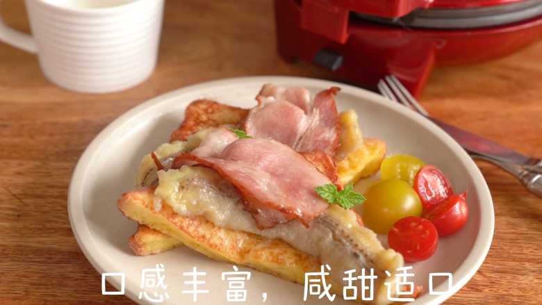 培根香蕉法式吐司,小红锅最高温预热完成后,放入<a style='color:red;display:inline-block;' href='/shicai/ 443'>培根</a>,最高温烘烤3分钟后取出置于吐司上,即可享用。