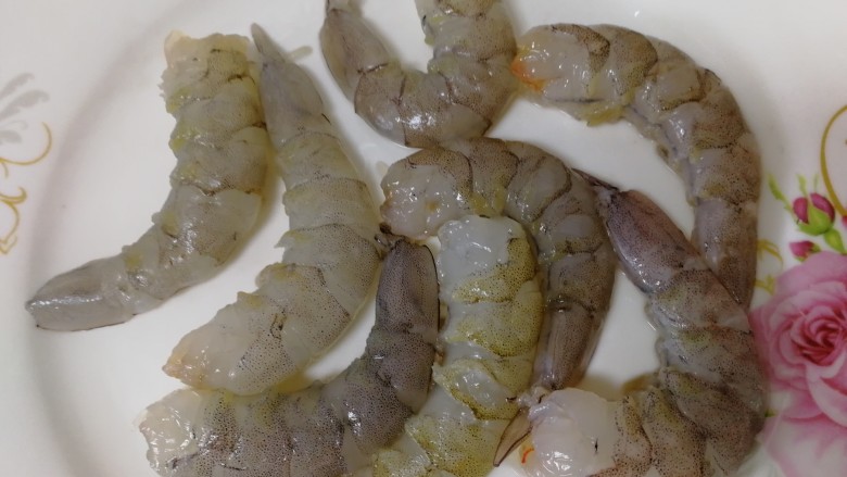 豌豆炒虾仁,明虾去头,扒去虾皮,冲洗干净。