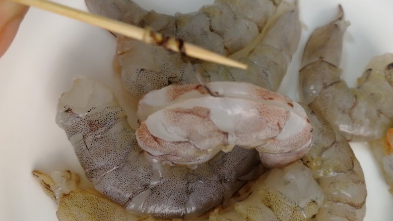 豌豆炒虾仁,挑去虾线,清水洗净,厨房纸吸干水份。