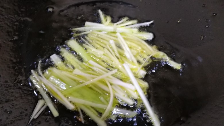 豌豆炒虾仁,用锅里的底油,放入葱姜丝,文火炒香。