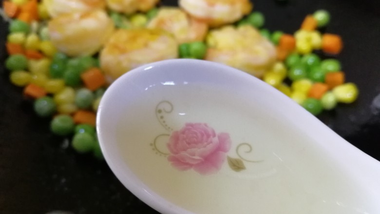 豌豆炒虾仁,最后放入两汤匙绿茶汤,急火翻炒几次即可。