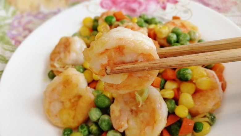豌豆炒虾仁,健康低脂,颜色诱人。