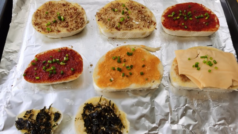 烤馒头片,剩下最大的那块馒头片,来个金沙蛋黄口味。
