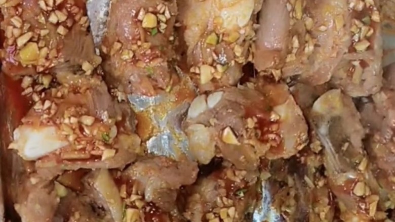 蒜香烤排骨,取出来把刚才碗中的汤汁倒入,继续烤20分钟,这次不需要包锡箔纸。