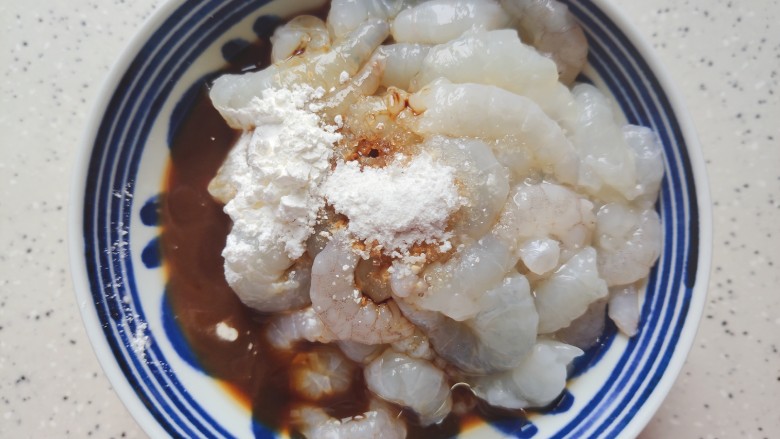 豌豆炒虾仁,<a style='color:red;display:inline-block;' href='/shicai/ 287'>虾仁</a>洗净,加少许料酒,生抽,一小勺细砂糖,淀粉,几滴食用油